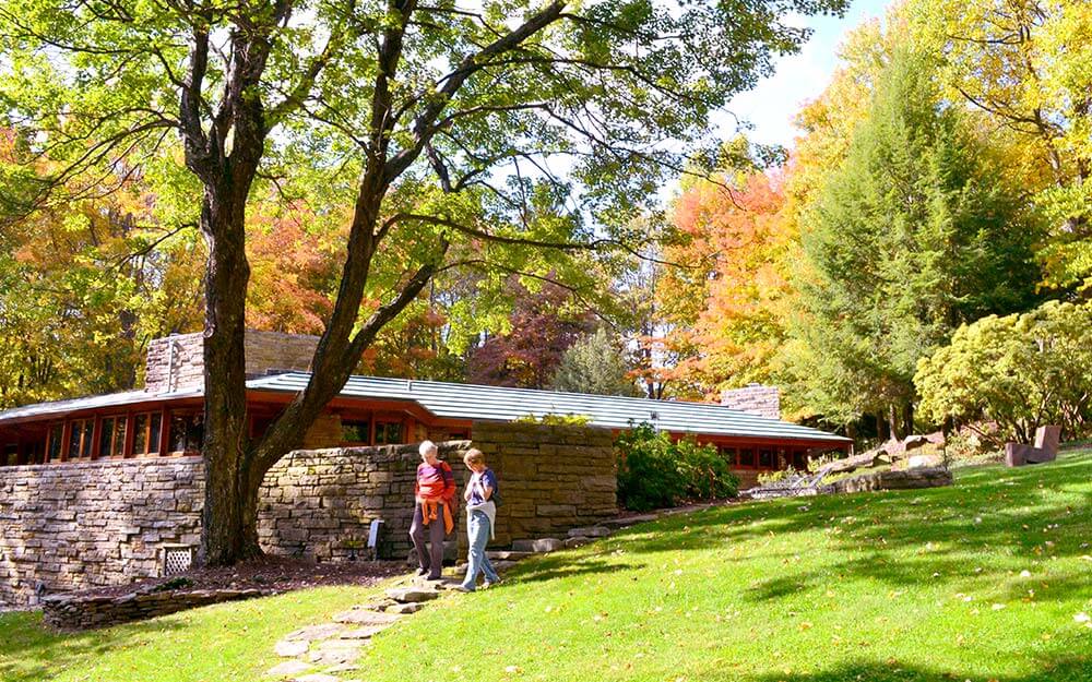 Situated just below the crest of a hill, Kentuck Knob’s construction materials of native sandstone and tidewater red cypress blend naturally with the surroundings.